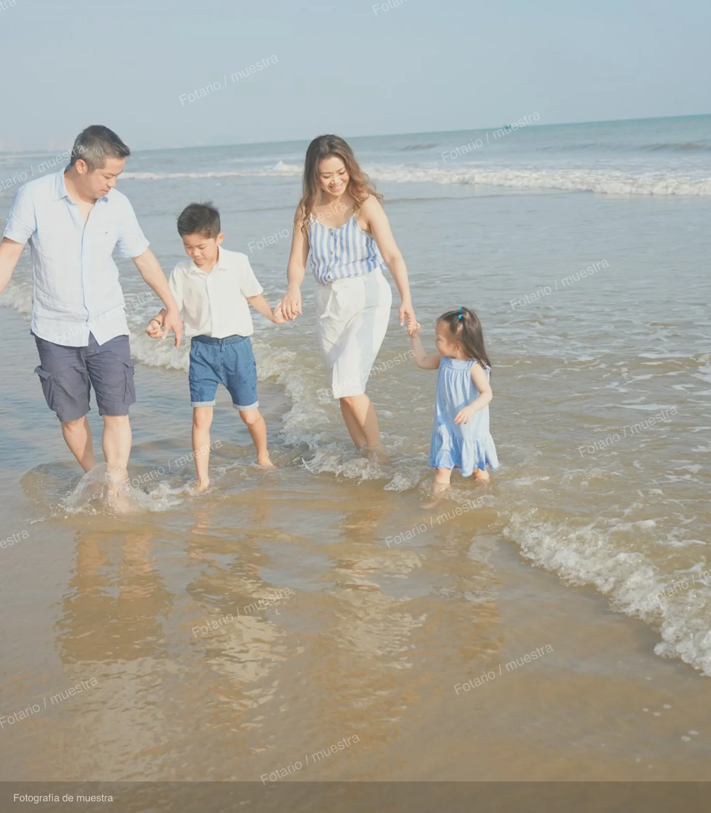 Fotografía de muestra de una familia en la playa